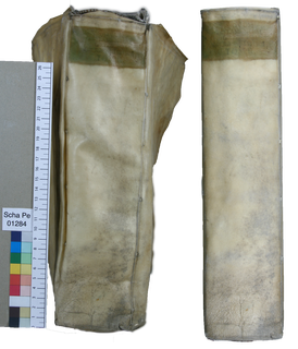 Links: Pergamentband in Rückenansicht, stark deformiert. Rechts: Der selbe Pergamentband ohne Deformierung.