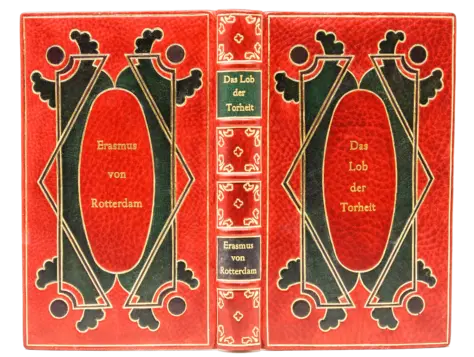 Roter Ganzledereinband mit dunklen Lederauflagen, Handvergoldung und einem dekorierten Rücken.